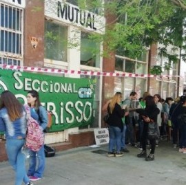Empleados de una Mutual de Berisso, obligados a atender al público en la calle