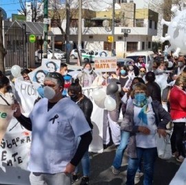 Antes de acampar, aparecieron las "internas" de enfermeras y enfermeros sobre el  modo de protesta