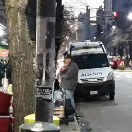 La Policía Bonaerense y los vendedores senegaleses sellaron un pacto en el centro de La Plata