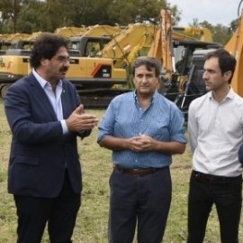 El Gobierno bonaerense entregó máquinas para la 1° etapa del Plan de Mejoramiento de Caminos Rurales