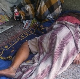 La Plata: Un hombre instalado hace más de un año en la entrada de un edificio divide a los vecinos