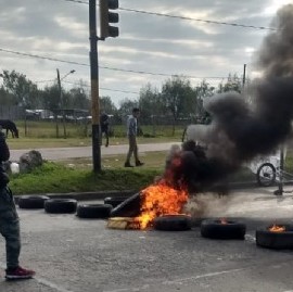 La Plata: cortan la Avenida 520 en reclamo de alimentos para comedores y reincorporación de médicos