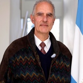 Investigadores de La Plata hallaron evidencia de que la primera Bandera Argentina fue azul y blanca