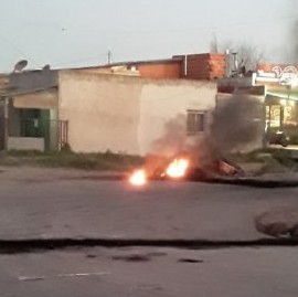 La Plata: hartos por los cortes de EDELAP, vecinos del Cementerio salieron a la calle a protestar