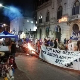 En La Matanza gobernada por Verónica Magario también hubo un acampe frente al Palacio Municipal