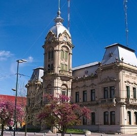 Tres Arroyos: descolgaron los cuadros de quienes fueron intendentes durante dictaduras militares