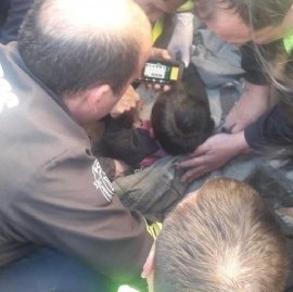 La Plata: Bomberos de Policía rescataron a un bebé de un año y medio atrapado en sumidero de desagüe
