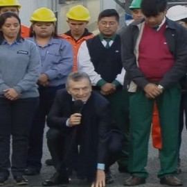 Macri inauguró una nueva obra y volvió a ponerse el chip de los bolsos de López