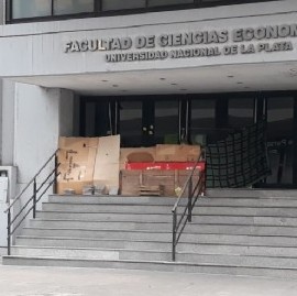 Una familia, nueva inquilina en la entrada de la Facultad de Ciencias Económicas de La Plata