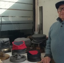 Acechado por la quiebra, un fabricante artesanal de gorros pide ayuda