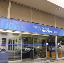 Empleados del Registro de las Personas "matan el tiempo" durante la jornada de lucha a puro baile