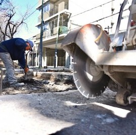 La Plata: el Municipio avanza con obras de pavimentación y bacheo en distintas zonas