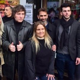 Javier Milei estuvo en La Plata y recorrió el centro comercial de Calle 12
