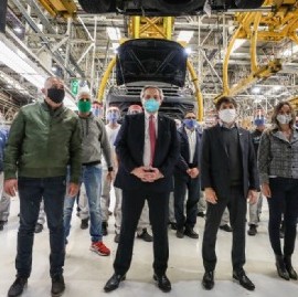 Tigre: el presidente Fernández visitó la planta de Volkswagen, que esta semana retomó su producción