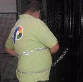 Despidos en el municipio de Pilar: trabajadores se encadenaron en la sede comunal