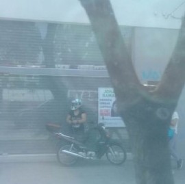 Un sinónimo urgente: "Golpee y será atendido" dice un cartel colocado por trabajadores amenazados