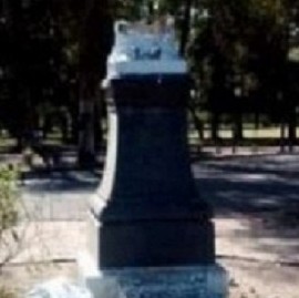 Regalo del gobierno de Julio Garro por el Día de la Madre: destrucción del monumento en su homenaje