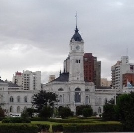 La Plata: por temor al retorno del PJ, el intendente Julio Garro "contiene" a peronistas y massistas
