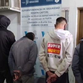 Gomerazos a una comisaría de La Plata: detuvieron a los cuatro atacantes