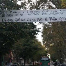 La Plata: de manera sorpresiva, vecinos expresaron su felicidad frente a la ex sede de la UOCRA
