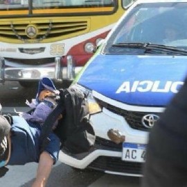 Imágenes de un día de furia entre trabajadores del Astillero Río Santiago y la Policía Bonaerense