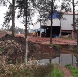 Vecinos aislados en La Plata: Quitan un puente por iniciativa de una empresa y un delegado municipal