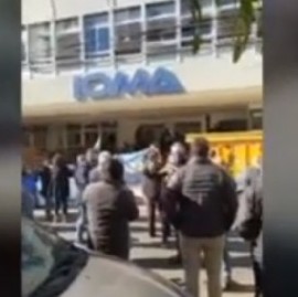 "Que se vayan": fuerte reclamo de afiliados frente a la sede de la obra social IOMA en La Plata