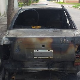 Ensenada: casi de manera sincronizada, les incendiaron los autos a dos policías
