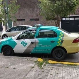 Descontrol urbano en La Plata: vehículo oficial estaciona donde quiere y causa indignación vecinal