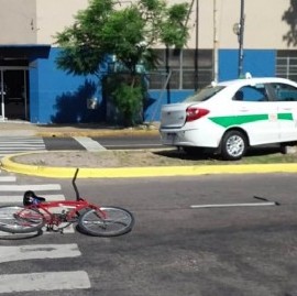 Para no atropellar a un ciclista, el taxista subió a la rambla y chocó una llave maestra de gas