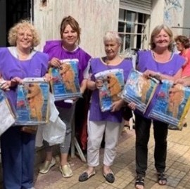 La Plata: una ONG entregó capas de lluvia a empleados del Cementerio "abandonados por Julio Garro"