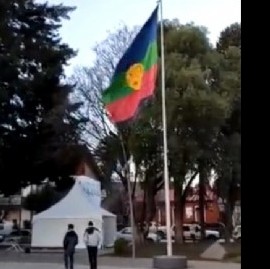 En una plaza de San Martín de los Andes flamea una bandera mapuche más grande que la de Argentina