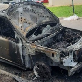 Con muchas dudas de los vecinos de las víctimas, denuncian el retorno de "quemacoches" en La Plata