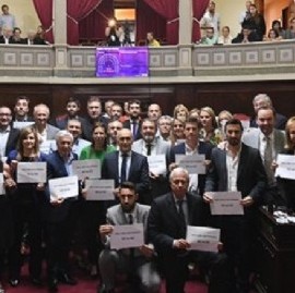 Senador Romero: antes de la última sesión posó con el cartel "Mirá cómo nos ponemos"-"No es No"