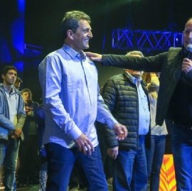 Martín Insaurralde y Sergio Massa, rivales directos en 2013, juntos en el Luna Park