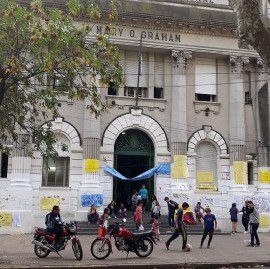 En el Normal 1 de La Plata seguirán sin clases por la suciedad que generan las palomas
