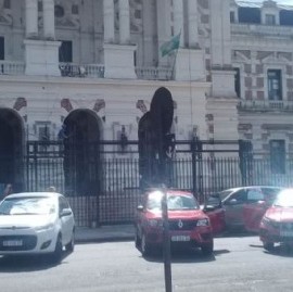 El peregrinar de los Autoconvocados UVA de vehículos 0Km llegó a la Gobernación bonaerense