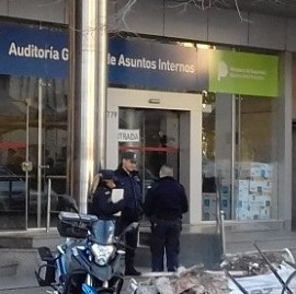 Un policía bonaerense, borracho, se olvidó las llaves adentro del auto y abrió la puerta con un tiro