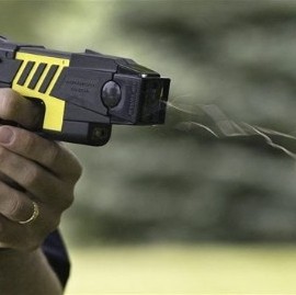 Las pistolas Taser, eje de una nueva disputa de Sergio Berni con intendentes de Juntos por el Cambio