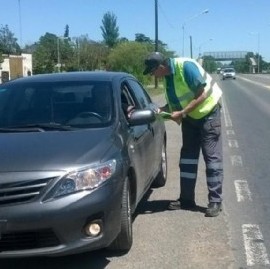"¡Siga, siga!": en los controles en rutas exigen la VTV solamente a los bonaerenses
