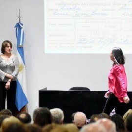 La UNLP entregó legajos reparados de víctimas de la dictadura militar en la Facultad de Arquitectura
