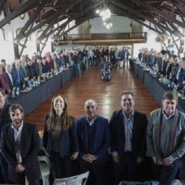 Vidal, en su primera reunión con intendentes oficialistas, escuchó en silencio las críticas a Macri