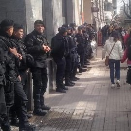 Manteros y vendedores ambulantes de La Plata, vistos como los criminales más peligrosos