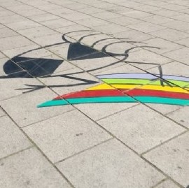 Una huella de ñandú en Plaza Moreno: el Grupo Choiols repintó el plano de la ciudad de La Plata