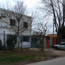 Apuntaron con un arma a una mujer de 90 años para robarle: fue en el barrio platense de Los Hornos