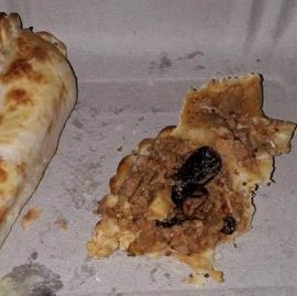 Desagradable: encontró una cucaracha dentro de una empanada de carne