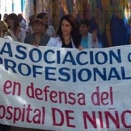 Profesionales y trabajadores realizaron un nuevo abrazo simbólico al Hospital de Niños de La Plata