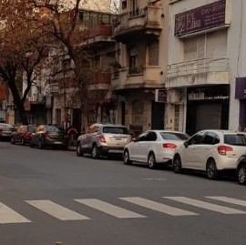 Sin lugar para estacionar en el centro de La Plata: otra prueba más de la inexistencia de cuarentena