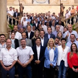 Una foto: lo único concreto que se llevaron de Gobernación intendentas e intendentes K y peronistas