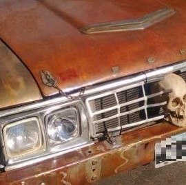 Amó tanto al auto que el hijo le hizo el "homenaje merecido": colocó su calavera en la parrilla